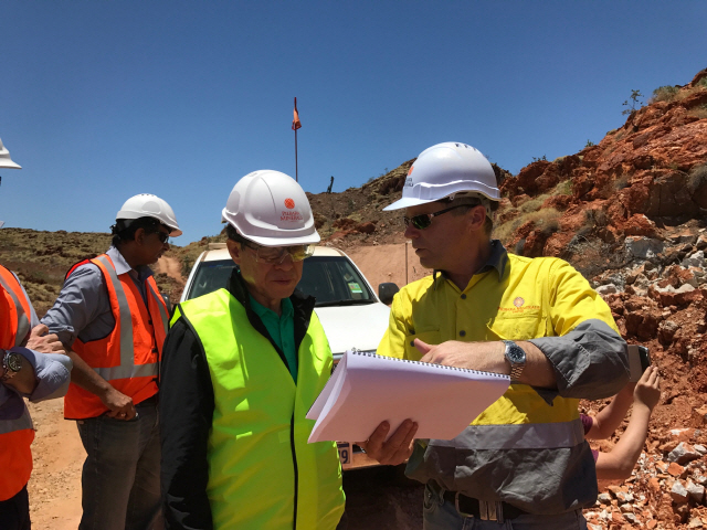 권오준 포스코 회장(오른쪽에서 두번째)이 27일 호주 필바라 리튬광산을 방문해 현장 점검하고 있다./사진제공=포스코