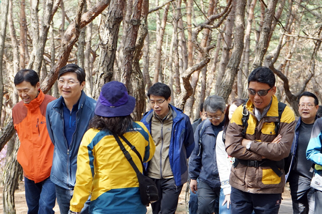 김규옥(왼쪽 두 번째) 기술보증기금 이사장이 기보 창립 29주년(1일)을 하루 앞둔 지난달 31일 ‘기보가족 산행대회’ 에 참석한 임직원들과 함께 경주 남산에 오르면서 대화하고 있다. /사진제공=기보