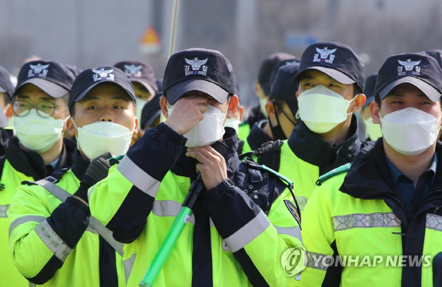 의경, 일과 후 2시간씩 휴대전화 사용한다…경찰개혁위 권고 수용