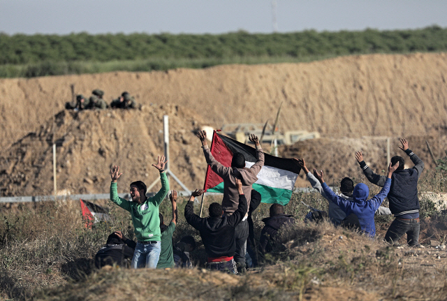 지난 1일(현지시각) 가자지구 동부 국경선에서 경계 중인 이스라엘 군대에 항의하고 있는 팔레스타인 시위대 /EPA·연합뉴스