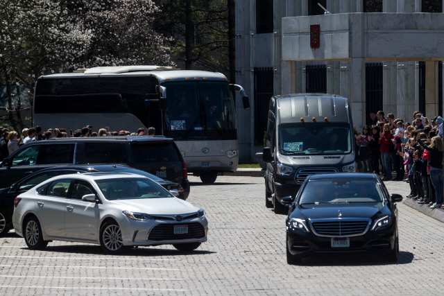미국 주재 러시아 외교관들이 탄 차량들이 지난달 31일(현지시간) 워싱턴DC의 러시아대사관을 떠나고 있다. /워싱턴DC=AFP연합뉴스
