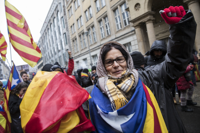카탈루냐 독립 지지자들이 1일(현지시간) 독일 베를린에서 카를레스 푸지데몬 전 카탈루냐 카탈루냐 자치정부 수반의 석방을 촉구하고 있다. /베를린=EPA연합뉴스