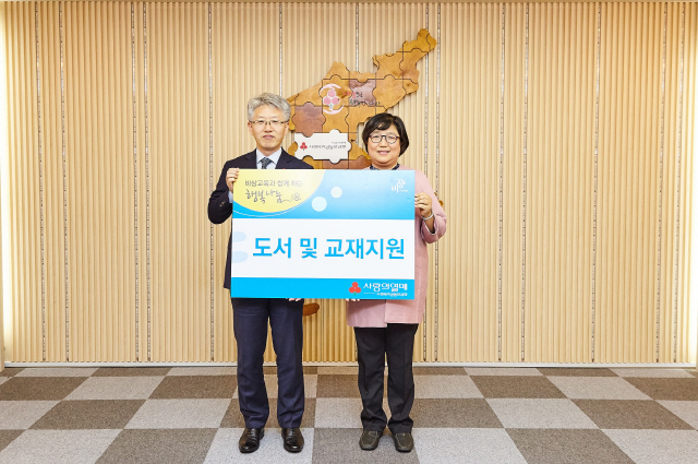 최대찬 비상교육 출판사업부문 대표(왼쪽)와 김연순 사회복지공동모금회 사무총장이 지난달 29일 서울 정동 사랑의열매 회관에서 열린 ‘물품 나눔 전달식’ 후 기념사진을 촬영하고 있다. /사진제공=비상교육