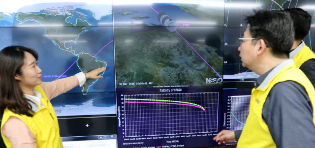한국천문연구원 관계자가 지난 달 30일 대전 유성구 천문연 우주물체감시실에서 중국 우주정거장 ‘톈궁 1호’의 추락 상황을 실시간으로 관찰하고 있다. /대전=연합뉴스
