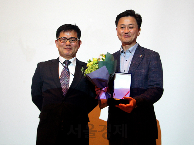 지난달 30일 인천공항공사가 주최한 ‘2017 환승 Award’ 시상식에서 이명대(오른쪽) 진에어 영업본부장이 환승객 증대부문 우수 항공사 표창을 수상하고 웃어보이고 있다./사진제공=진에어