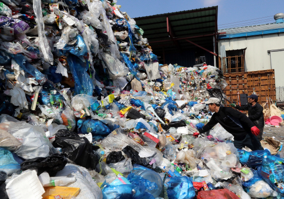 2일 오전 광주 북구 재활용품선별장에 처리하지 못한 비닐 등 재활용품이 산더미처럼 쌓여있다./연합뉴스