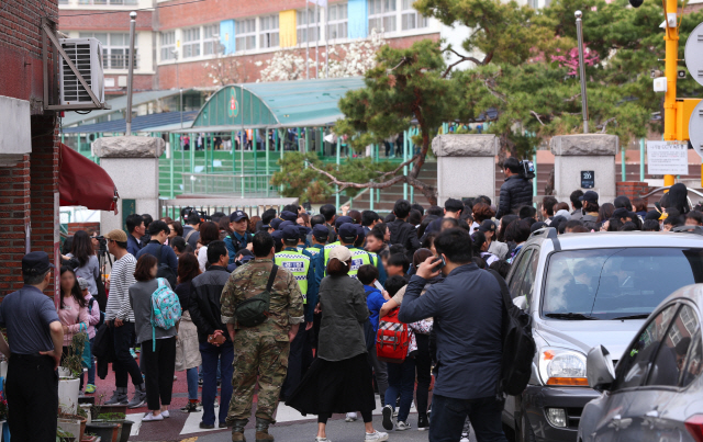 2일 오후 서울 서초구 방배초등학교에서 한 남성이 초등학생을 인질로 잡고 경찰과 대치하는 가운데 학교 앞이 시민들로 북적이고 있다./연합뉴스