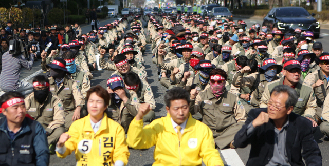 STX조선 노조가 지난달 27일 경남 창원시 더불어민주당 경남도당 앞에서 인적 구조조정이 포함된 자구안 철회를 요구하며 결의대회를 하고 있다. /창원=연합뉴스