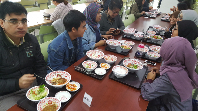 2일 무슬림 학생들이 서울대 학생식당에서 할랄 음식을 먹고 있다.    /서종갑기자