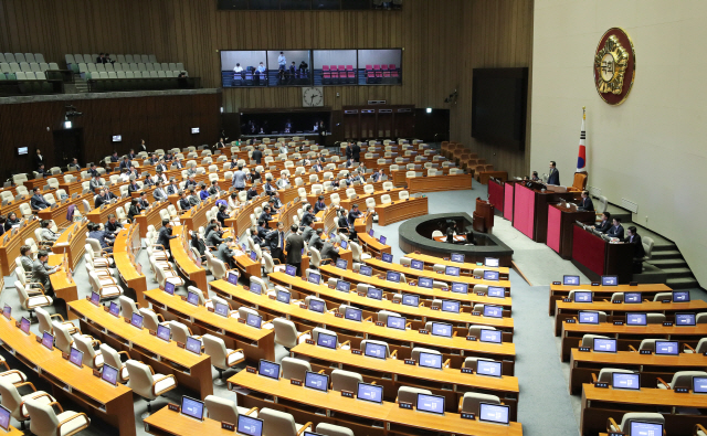 정세균 국회의장이 2일 오후 국회 본회의장에서 자유한국당과 바른미래당의 불참으로 제359회 국회(임시회) 제1차 본회의 파행을 선포하고 있다./연합뉴스