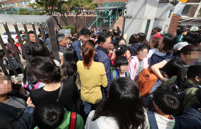 2일 인질극이 벌어진 방배초등학교에서 학생들이 부모와 함께 서둘러 귀가하고 있다. /연합뉴스