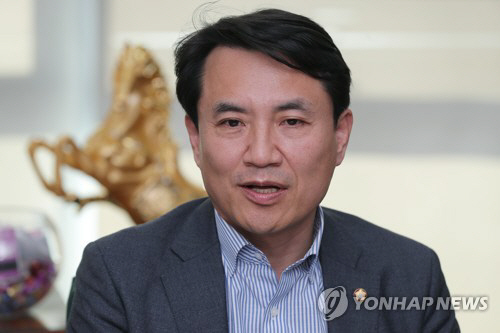 김진태 자유한국당 의원은 2일 청와대 경호처에 이희호 여사에 대한 경호를 중단할 것을 요구했다고 밝혔다./연합뉴스