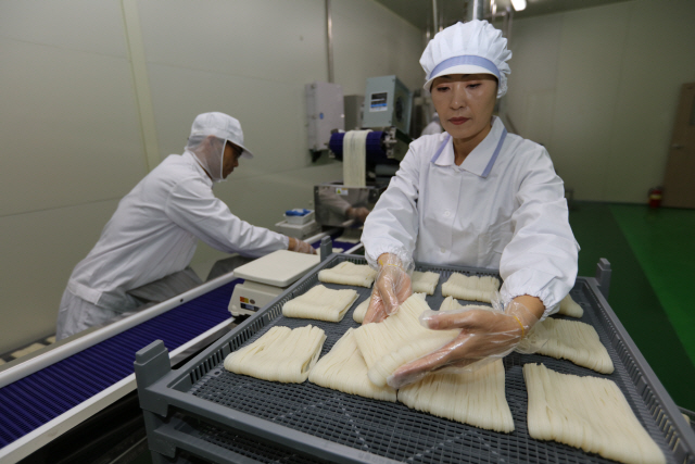 한 직원이 쌀로 만든 국수 제품을 점검하고 있다. /사진제공=농촌진흥청