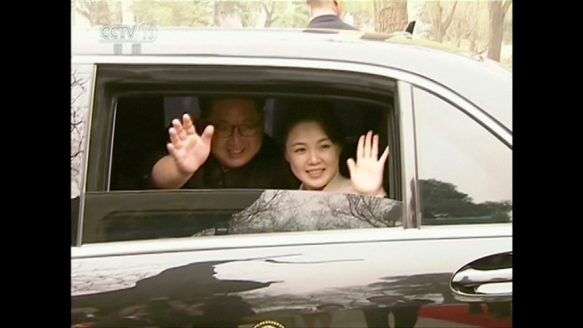 김정은 북한 노동당 위원장(왼쪽)과 부인 리설주. /로이터연합뉴스