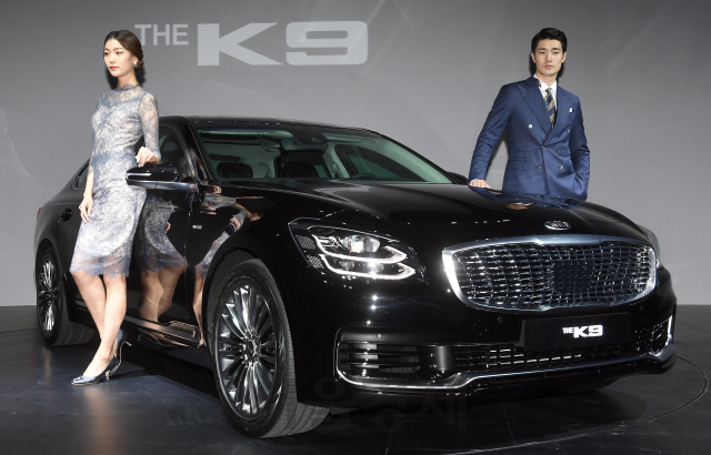 기아자동차 측이 3일 서울 삼성동 인터컨티넨털 서울 파르나스에서 ‘더 K9’을 소개하고 있다. /이호재기자