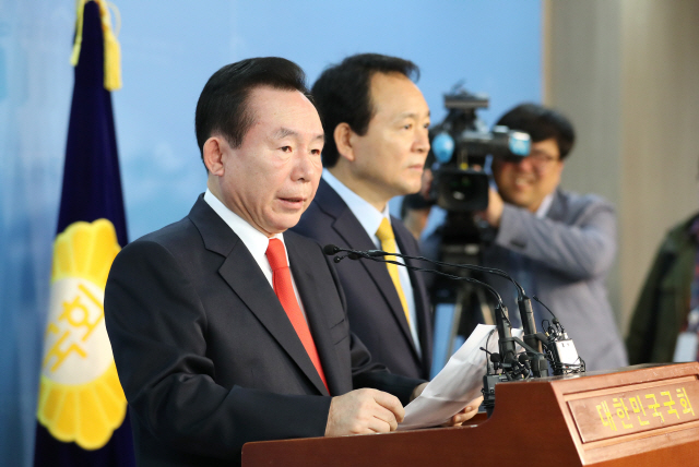 이인제 자유한국당 상임고문이 3일 오전 국회 정론관에서 충남도지사 출마 기자회견을 하고 있다. / 연합뉴스