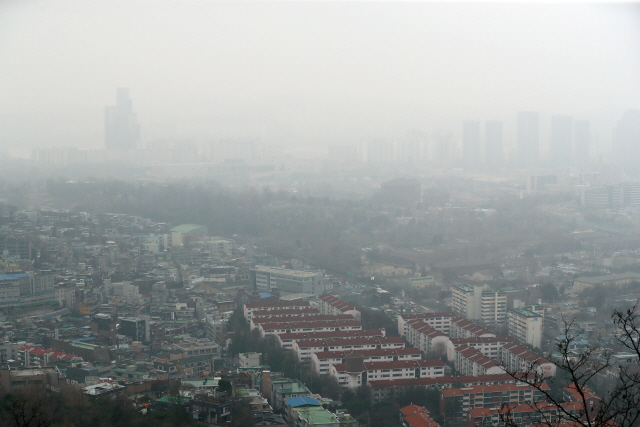 중국발 황사 등 영향으로 전국 대부분 지역의 미세먼지 농도가 짙었던 지난 29일 오전 서울 남산에서 바라본 서울 시내 모습./연합뉴스