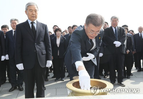 대선후보 시절인 지난해 4월 18일 제주 4·3평화공원을 찾아 분향하는 문재인 대통령의 모습/연합뉴스