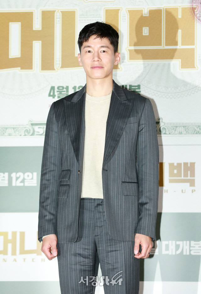 배우 김무열이 3일 오후 서울 용산구 CGV 용산아이파크몰에서 열린 영화 ‘머니백’ 언론시사회에 참석해 포토타임을 갖고 있다.