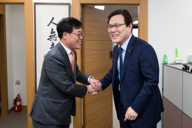 최종구(오른쪽) 금융위원장과 김기식 금융감독원장이 3일 서울 종로구 금융위원회 접견실에서 회동을 하고 있다./사진제공=금융위원회