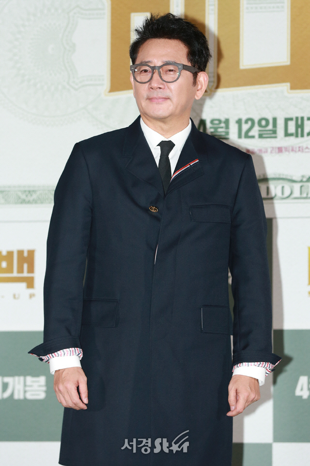 배우 정광렬이 3일 오후 서울 용산구 CGV 용산아이파크몰에서 열린 영화 ‘머니백’ 언론시사회에 참석해 포토타임을 갖고 있다.