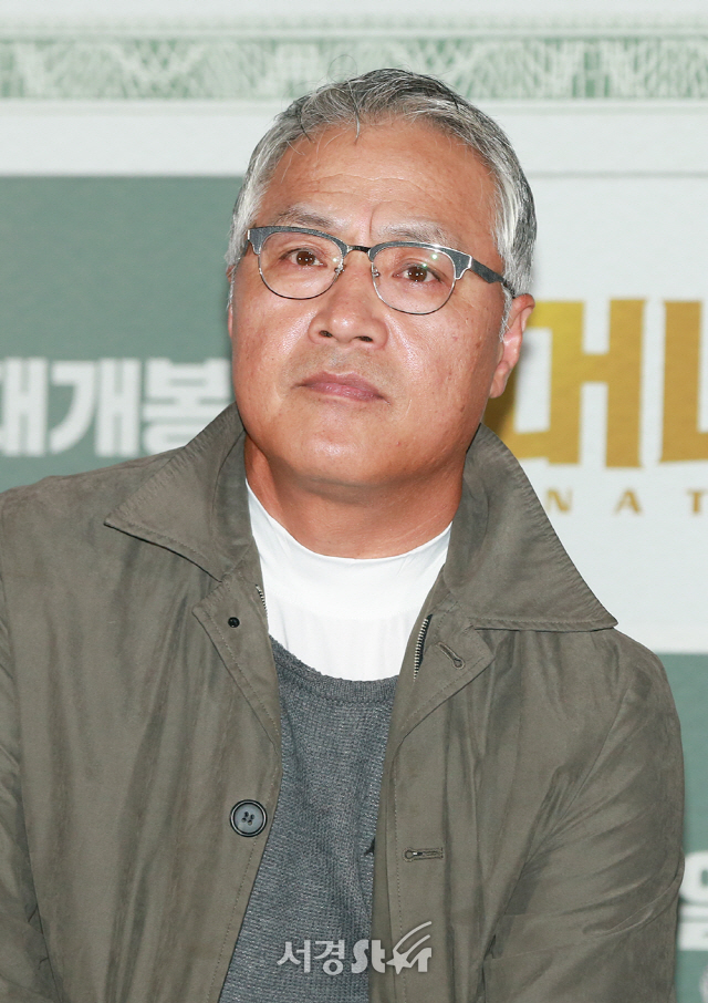 배우 이경영이 3일 오후 서울 용산구 CGV 용산아이파크몰에서 열린 영화 ‘머니백’ 언론시사회에 참석하고 있다.