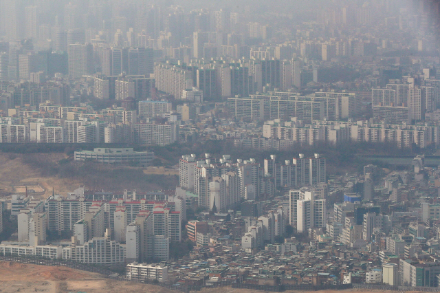 3일 KB국민은행이 집계한 3월 서울지역의 주택 평균가격은 6억273만원으로 통계가 공개된 2008년 이래 처음으로 6억원을 넘었다./연합뉴스