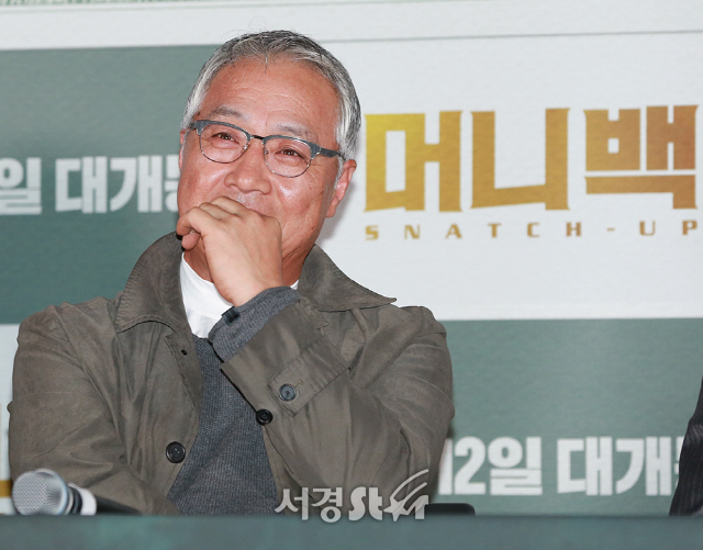 배우 이경영이 3일 오후 서울 용산구 CGV 용산아이파크몰에서 열린 영화 ‘머니백’ 언론시사회에 참석하고 있다.