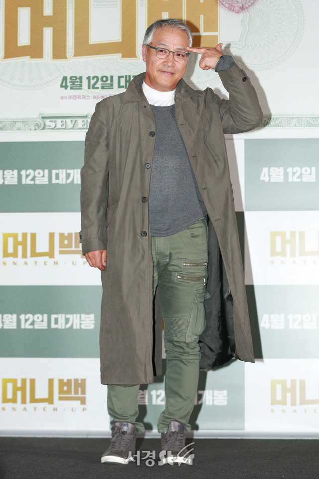 배우 이경영이 3일 오후 서울 용산구 CGV 용산아이파크몰에서 열린 영화 ‘머니백’ 언론시사회에 참석해 포토타임을 갖고 있다.