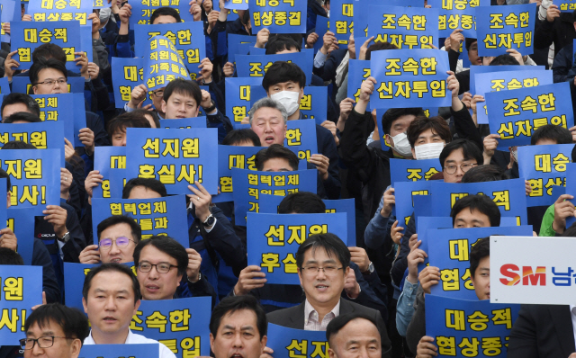 300여 개의 한국지엠 협력업체들로 구성된 ‘한국지엠 부품협력업체 비상대책위원회’가 3일 오전 서울 여의도 KDB산업은행 본점 앞에서 정부의 한국지엠에 대한 빠른 지원 결정과 협력업체에 대한 지원대책 등을 요구하는 구호를 외치고 있다./권욱기자