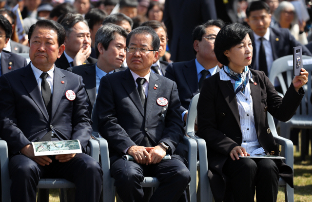 홍준표(가운데) 자유한국당 대표가 3일 오전 제주시 봉개동 4ㆍ3 평화공원에서 열린 제70주년 4ㆍ3희생자 추념식에 참석하고 있다./ 연합뉴스