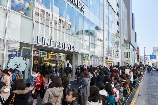 라인프렌즈가 지난달 17일 일본 도쿄 하라주쿠 매장을 열면서 방탄소년단의 캐릭터 ‘BT21’의 제품을 사기 위해 입장을 기다리고 있다. BT21 제품은 하라주쿠 매장에만 한정 판매됐으며 이날 1만5,000명 이상의 소비자가 몰렸다. /사진제공=라인프렌즈