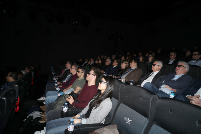 파테 벨레핀 극장 4DX관에서 영화를 관람하고 있는 프랑스 관람객들. /사진제공=CJ 4DPLEX