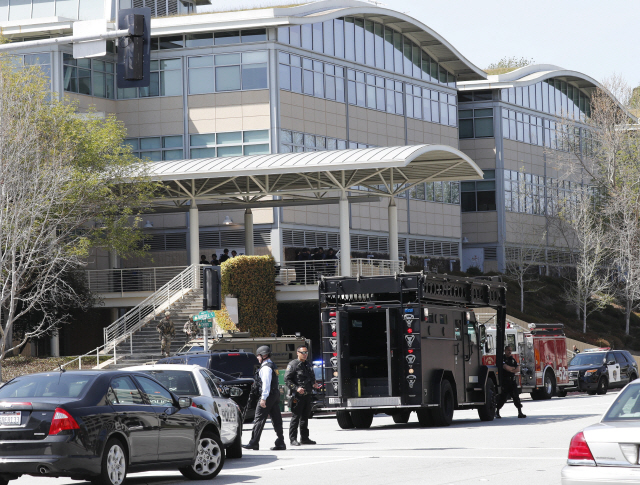 총격 사건이 일어난 미국 캘리포니아 주 샌 브루노의 유튜브 본사 건물에 출동한 경찰 /EPA