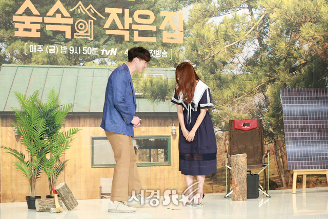배우 소지섭, 박신혜가 4일 오후 서울 영등포구 타임스퀘어 아모리스홀에서 열린 tvN ‘숲속의 작은 집’ 제작발표회에 참석해 인사를 나누고 있다.