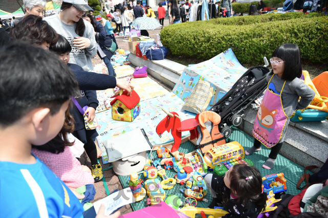 지난해 열린 벼룩시장 ‘벚꽃길 한마당’에서 한 어린이가 평소 사용하던 물품을 판매하고 있다. 사진제공=한국조폐공사