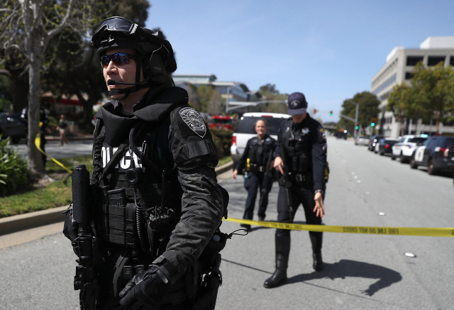 3일(현지시간) 총격 사건이 발생한 미국 캘리포니아주 샌 브루노 유튜브 본사를 경찰들이 순찰하고 있다. /샌 브루노=AFP연합뉴스