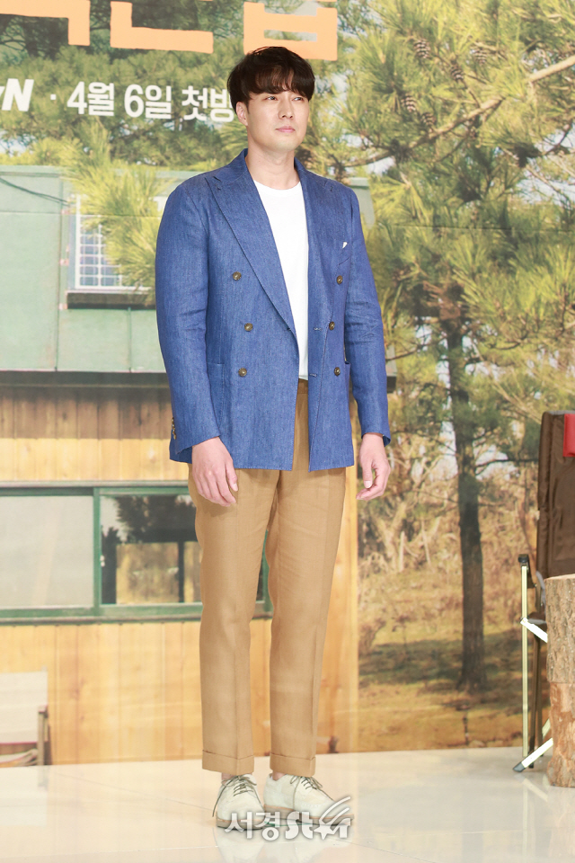 배우 소지섭이 4일 오후 서울 영등포구 타임스퀘어 아모리스홀에서 열린 tvN ‘숲속의 작은 집’ 제작발표회에 참석해 포토타임을 갖고 있다.