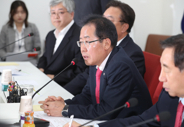 홍준표(가운데) 자유한국당 대표가 4일 오후 국회에서 열린 당 경제파탄대책특별위원회 주최 ‘토지공개념 개헌 무엇이 문제인가?’ 토론회에서 발언하고 있다./연합뉴스