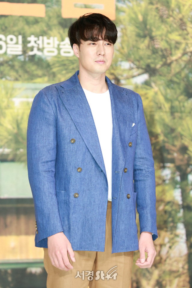 배우 소지섭이 4일 오후 서울 영등포구 타임스퀘어 아모리스홀에서 열린 tvN ‘숲속의 작은 집’ 제작발표회에 참석해 포토타임을 갖고 있다./사진=조은정기자