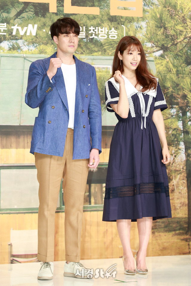 배우 소지섭, 박신혜가 4일 오후 서울 영등포구 타임스퀘어 아모리스홀에서 열린 tvN ‘숲속의 작은 집’ 제작발표회에 참석해 포토타임을 갖고 있다.