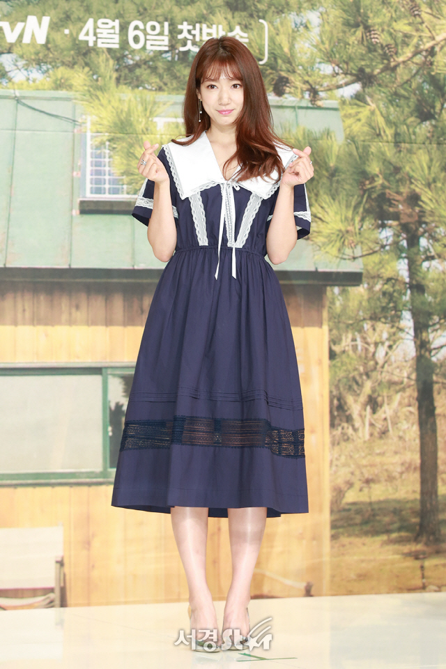 배우 박신혜가 4일 오후 서울 영등포구 타임스퀘어 아모리스홀에서 열린 tvN ‘숲속의 작은 집’ 제작발표회에 참석해 포토타임을 갖고 있다.
