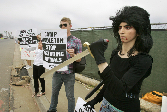 유튜브 총기난사 용의자 나심 아그담(오른쪽 첫번째)가 지난 2009년 8월 캘리포니아 오션사이드에서 동물학대 반대 캠페인을 벌이고 있다. /오션사이드=AP연합뉴스