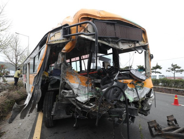 울산 시내버스 사고...2명 사망 41명 부상 ‘끼어드는 차 피하다’