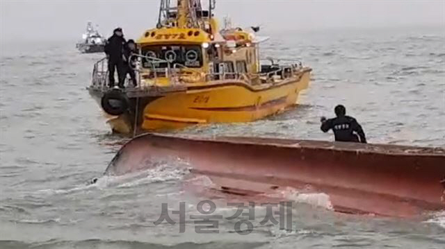 해양경찰 대원들이 지난해 12월3일 인천 영흥도 앞바다에서 전복된 낚싯배에 타고 있던 실종자들을 수색하고 있다. /사진제공=인천해양경찰청