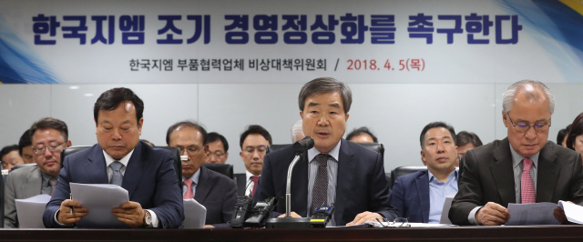 GM의 글로벌 최우수 협력업체상(GM SOY)을 수상한 국내 협력업체 32곳의 대표들은 5일 서울 서초구 자동차산업회관에서 기자회견을 열고 “GM이 국내 시장에서 철수하면 글로벌 경쟁력을 가진 협력업체들의 기술력도 같이 사장된다”며 한국GM 노조와 사측에 조속한 경영 정상화를 이뤄 달라고 호소했다. 조환수(가운데) 천일엔지니어링 대표가 우수 협력업체를 대표해 성명성을 발표하고 있다. /연합뉴스