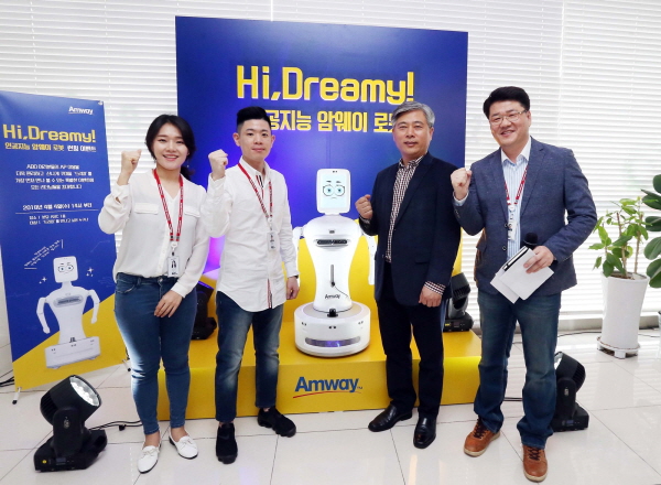 사진: 4일 진행된 한국암웨이 인공지능 로봇 런칭 이벤트에 참석한 김장환 대표(오른쪽 두번째)가 직원들과 함께 포즈를 취하고 있다.