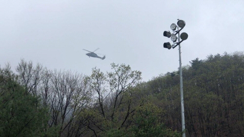 군 당국이 5일 오후 2시 38분께 칠곡군 가산면 학하리 산에 추락한 F-15K 전투기를 헬기로 수색 중이다./연합뉴스