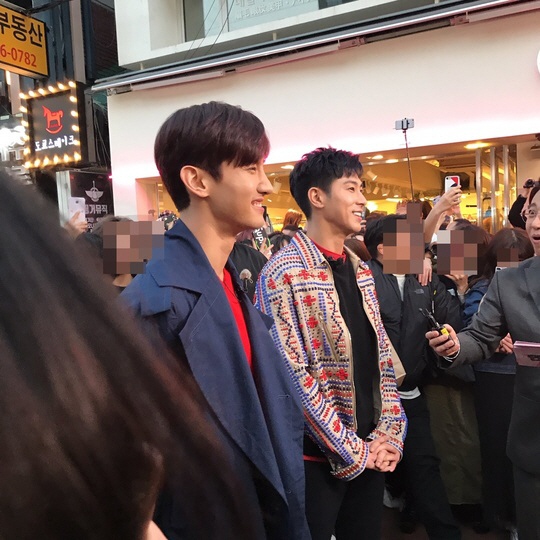 동방신기 유노윤호-최강창민, 실물 이 정도였어? '홍대거리 마비'