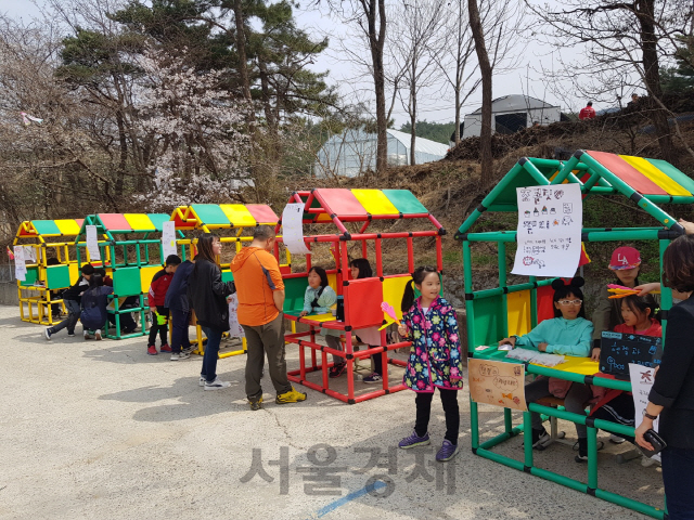 지난 1일 강원도 속초 응골딸기마을에서 열린 ‘서울경제와 함께하는 경제·금융교실’에 참가한 어린이들이 먹거리를 파는 체험활동을 하고 있다. /속초=송은석기자